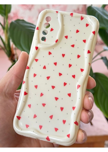 Samsung Galaxy A50 - A30S Kılıf Kamera Korumalı Dalga Kenarlı Kırmızı Kalp Desenli Silikon Kapak