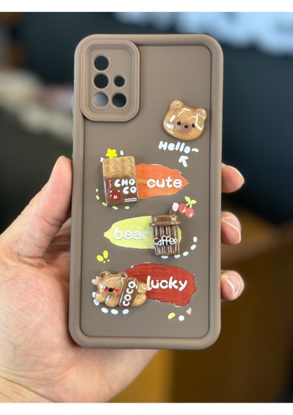 Samsung Galaxy A51 Uyumlu Kılıf Tasarımlı Desenli Kamera Korumalı Ayıcık Kahve Renkli Yumuşak Silikon Kapak