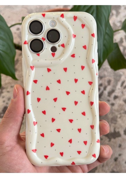 Apple iPhone 12 Pro Max Kılıf Kamera Korumalı Dalga Kenarlı Kırmızı Kalp Desenli Silikon Kapak