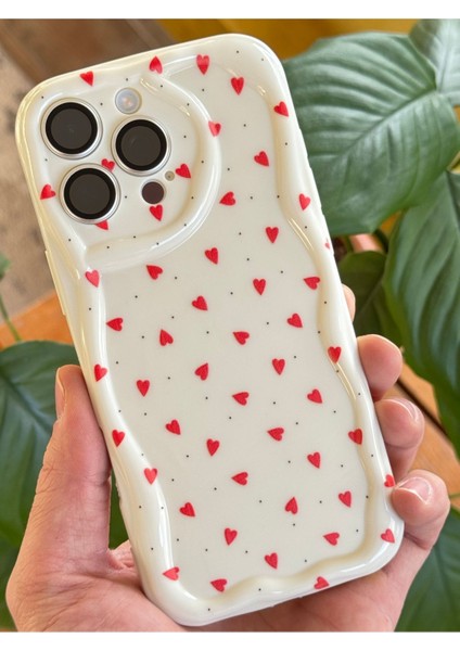 Apple iPhone 12 Pro Max Kılıf Kamera Korumalı Dalga Kenarlı Kırmızı Kalp Desenli Silikon Kapak