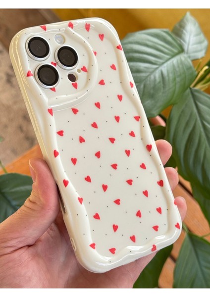 Apple iPhone 12 Pro Max Kılıf Kamera Korumalı Dalga Kenarlı Kırmızı Kalp Desenli Silikon Kapak