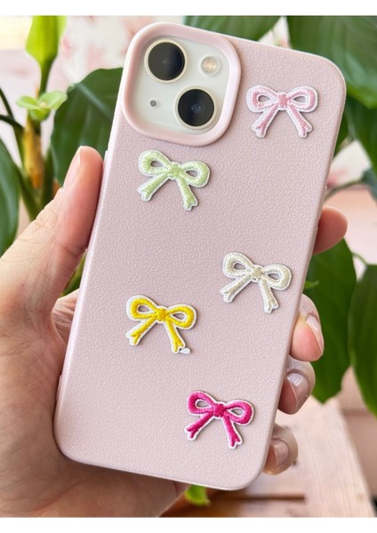 Apple iPhone 13/14 Kılıf Kamera Çıkıntılı Deri Dokuku Fiyonk Desenli Pembe Yumuşak Silikon Kapak