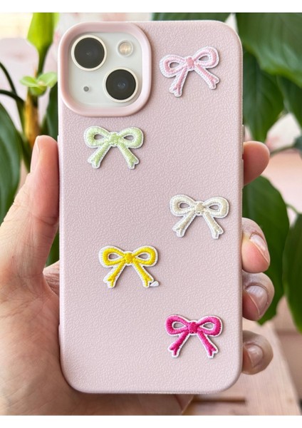 Apple iPhone 13/14 Kılıf Kamera Çıkıntılı Deri Dokuku Fiyonk Desenli Pembe Yumuşak Silikon Kapak fiyatları