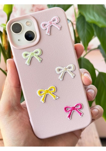 Apple iPhone 13/14 Kılıf Kamera Çıkıntılı Deri Dokuku Fiyonk Desenli Pembe Yumuşak Silikon Kapak modelleri