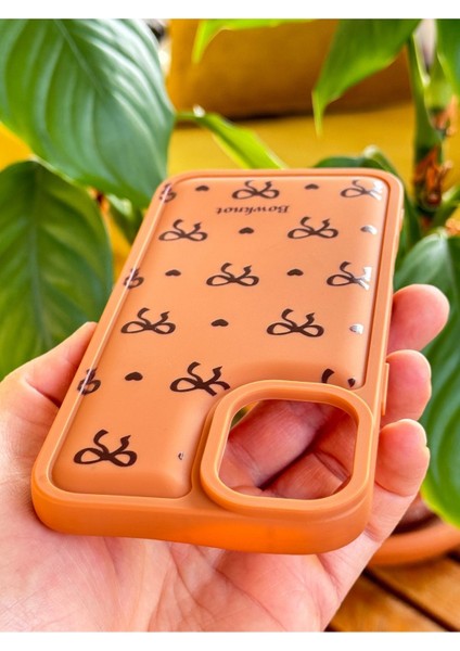 Apple iPhone 16 Kılıf Yumuşak Dokulu Fiyonk Desenli Kahverengi Yumuşak Kamera Korumalı Kapak