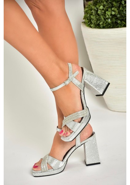 U820009807 Gümüş Taşlı Yılan Baskı Desenli Topuklu Ayakkabı