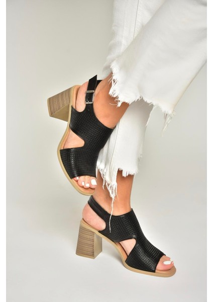 U555630403 Siyah Hakiki Deri Kalın Topuklu Sandalet