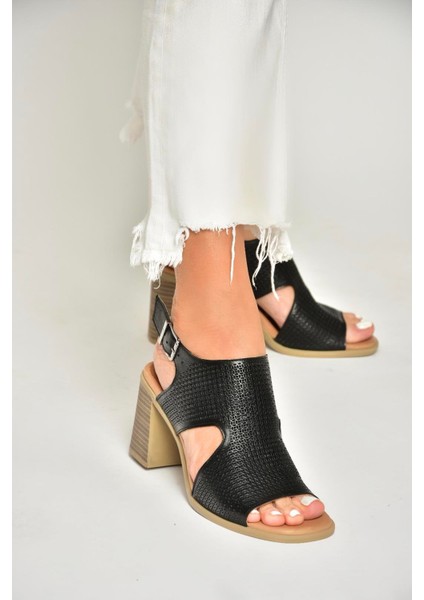 U555630403 Siyah Hakiki Deri Kalın Topuklu Sandalet fiyatları