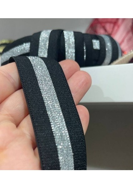 Siyah ve Gümüş Renkli Lastik