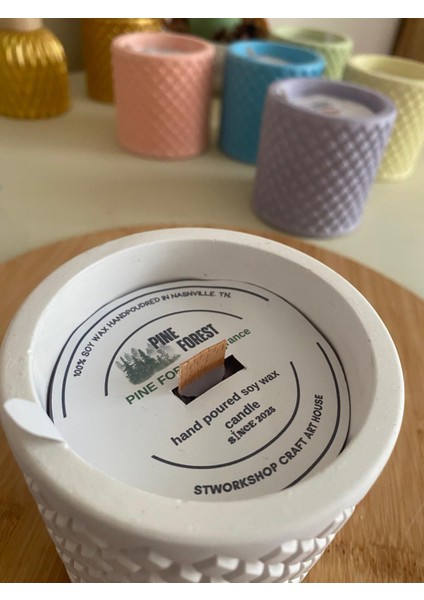Dekoratif Çam Kokulu Beyaz Taş Kap Mum – 300G Doğal Soya Wax, Ahşap Fitilli, El Yapımı ve Vegan