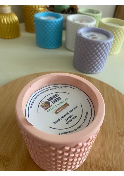 Dekoratif Egzotik Meyve Kokulu Pembe Taş Kap Mum – 300G Doğal Soya Wax, Ahşap Fitilli, El Yapımı ve Vegan modelleri