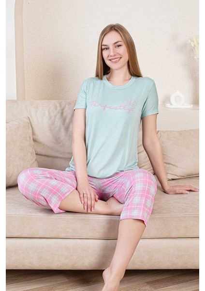 Kadın Su Yeşili Pembe Ekose Desen Bisiklet Yaka Düğmesiz Likralı Bambu Kısa Kol Kapri Pijama Takımı modelleri