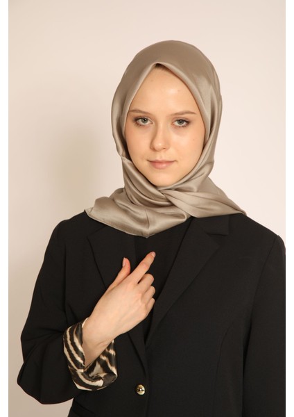 Akel Vizon Düz Kristal Eşarp – Işıltılı ve Yumuşak Doku, Şık ve Modern Stil