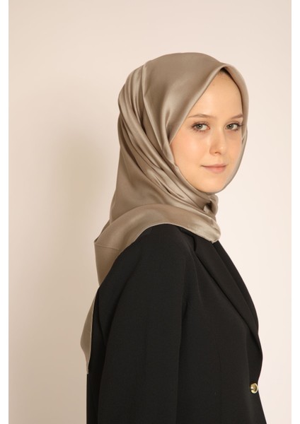 Akel Vizon Düz Kristal Eşarp – Işıltılı ve Yumuşak Doku, Şık ve Modern Stil