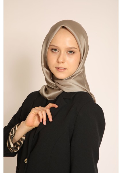 Akel Vizon Düz Kristal Eşarp – Işıltılı ve Yumuşak Doku, Şık ve Modern Stil
