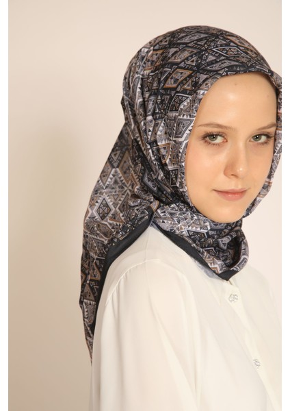 Akel Siyah Bej Etnik Desenli Eşarp – Zarif ve Modern Stil