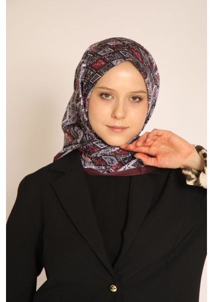 Akel Bordo Siyah Etnik Desenli Eşarp – Zarif ve Modern Dokunuş