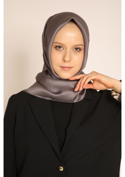 Akel Füme Düz Kristal Eşarp – Işıltılı ve Modern Duruşlu Tok Doku Eşarp Modeli