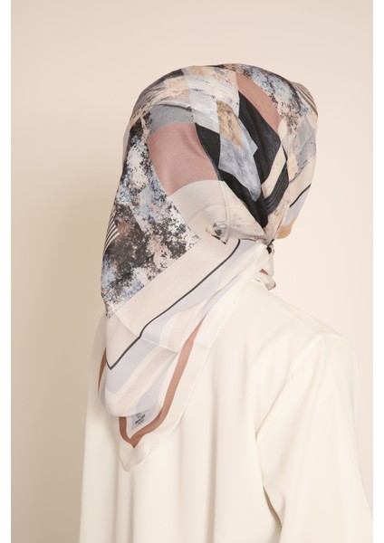 Toprak Tonlarında Geometrik Desenli Soft Eşarp - Modern ve Şık Stil