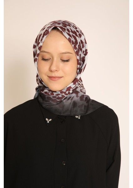 Bordo Leopar Desenli Eşarp Cesur ve Tarz: Leopar Deseniyle Modern Şıklık