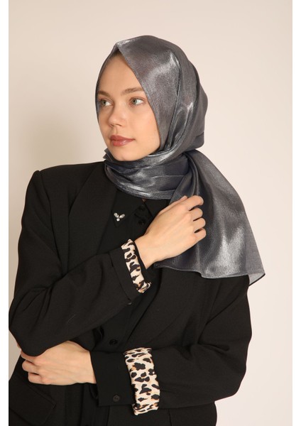 Akel Füme Şal – Işıltılı ve Modern Tesettür Şal Modeli