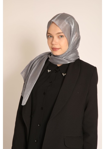 Akel Gri Şal – Işıltılı Şıklık Sunan Tesettür Şal Modeli