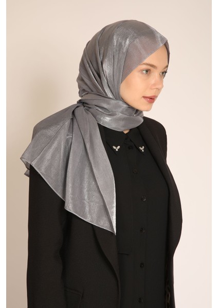 Akel Gri Şal – Işıltılı Şıklık Sunan Tesettür Şal Modeli