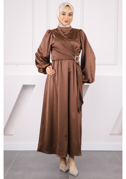 Kahverengi Yan Toka Bağlamalı Saten Elbise