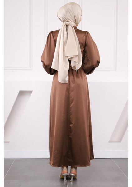 Kahverengi Yan Toka Bağlamalı Saten Elbise modelleri