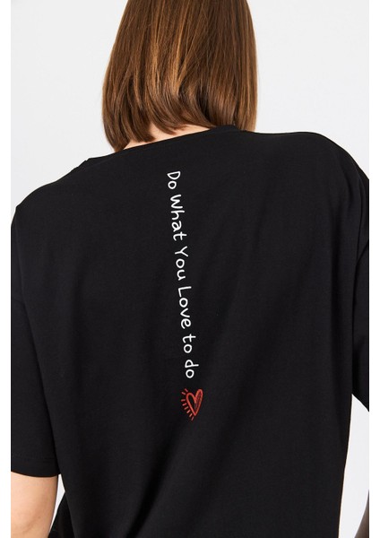 Siyah Arka Yazı Baskılı Kalpli %100 Pamuk Oversize Tişört 2150-33M fırsatları