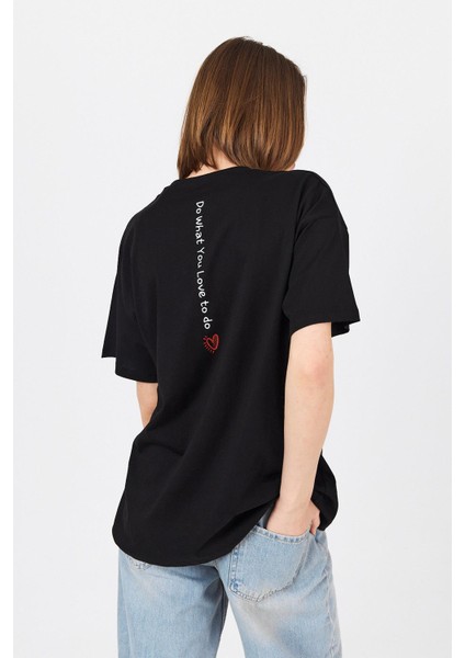 Siyah Arka Yazı Baskılı Kalpli %100 Pamuk Oversize Tişört 2150-33M indirimleri