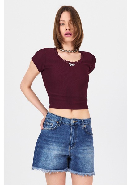 Bordo Dantel Yaka Fiyonk Detaylı Crop Tişört 2207 fiyatları