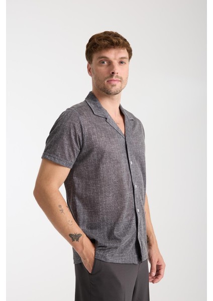 Siyah Erkek Kısa Kollu Yazlık Gömlek – Düğmeli, Açık Yaka, Rahat Kalıp
