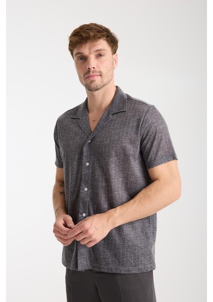 Siyah Erkek Kısa Kollu Yazlık Gömlek – Düğmeli, Açık Yaka, Rahat Kalıp fiyatları