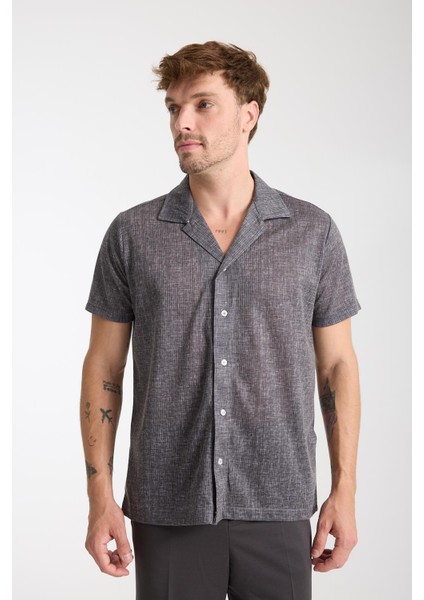 Siyah Erkek Kısa Kollu Yazlık Gömlek – Düğmeli, Açık Yaka, Rahat Kalıp modelleri