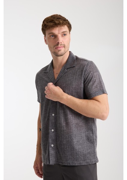 Siyah Erkek Kısa Kollu Yazlık Gömlek – Düğmeli, Açık Yaka, Rahat Kalıp fırsatları