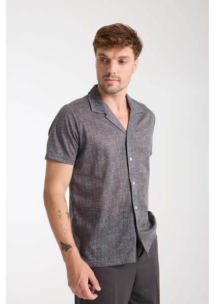 Siyah Erkek Kısa Kollu Yazlık Gömlek – Düğmeli, Açık Yaka, Rahat Kalıp indirimleri