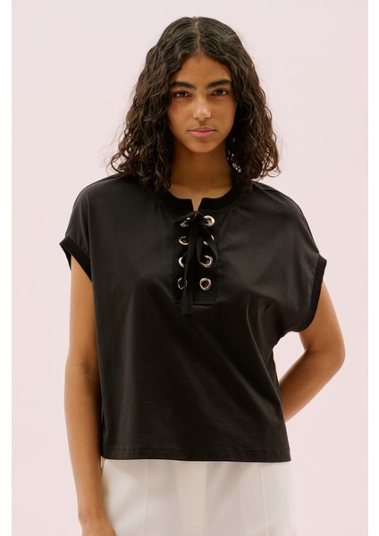Kuş Gözü Detaylı Düşük Omuz T-Shirt Siyah Y2523824_001