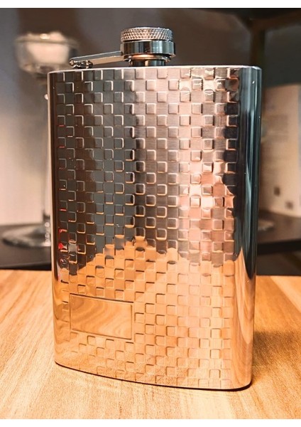 Çelik Matara Konyak Seti Kabartma Kareli Vip Çok Amaçlı Çakı ve Pusula Anahtarlıklı Içki Matara Seti indirimleri