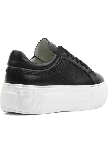 Kadın Siyah Bağcıklı Kalın Tabanlı Deri Sneaker