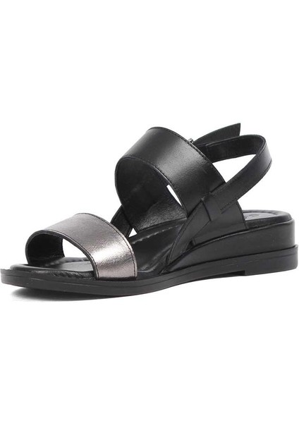 Kadın Siyah Bilekten Tokalı Deri Sandalet fırsatları