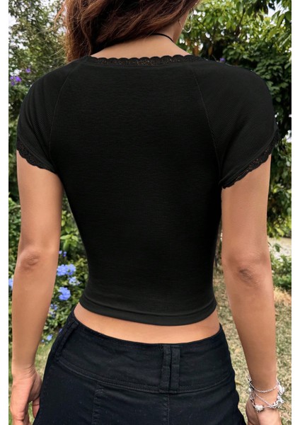 Kadın Siyah Göğsü ve Kolları Dantelli Fiyonklu Kısa Kol Crop Top Bluz fiyatları
