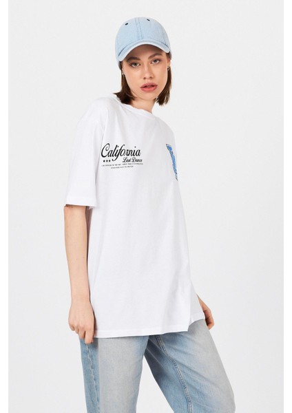 Beyaz La Baskılı California Yazılı Oversize Tişört 5197 fırsatları
