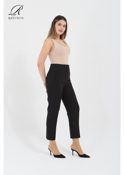 Kadın Model Yüksek Bel Kumaş Siyah Pantolon