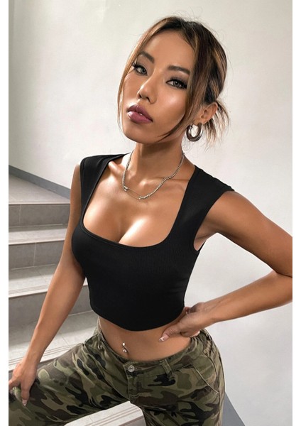 Kadın Siyah Kare Yaka Kalınlaşan Omuz Detaylı Crop Top Bluz indirimleri