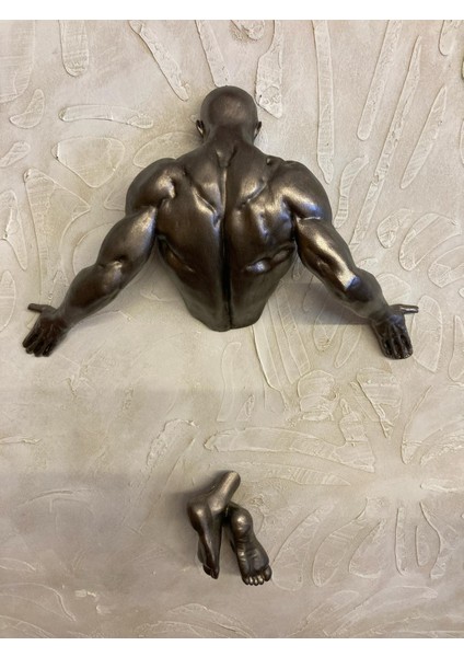 Duvardan Çıkan Adam Gümüş Siyah