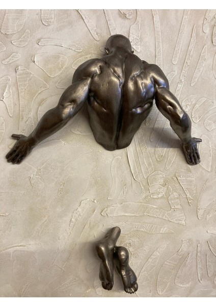 Duvardan Çıkan Adam Gümüş Siyah fırsatları