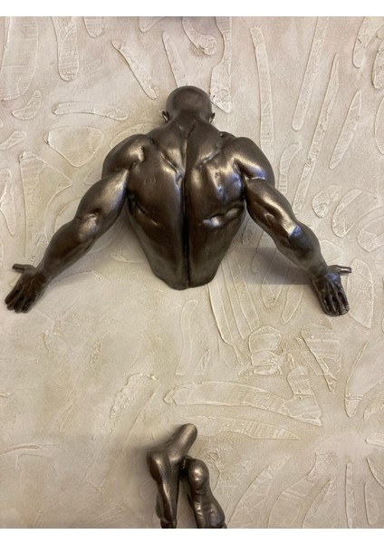 Duvardan Çıkan Adam Gümüş Siyah indirimleri