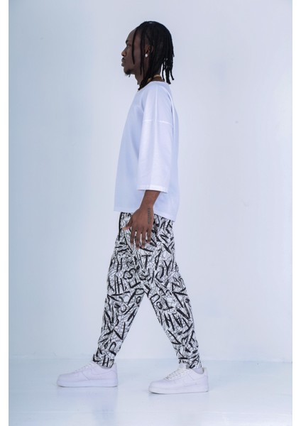 Beyaz - Siyah Grafiti Desenli Baget Pantolon CC250118