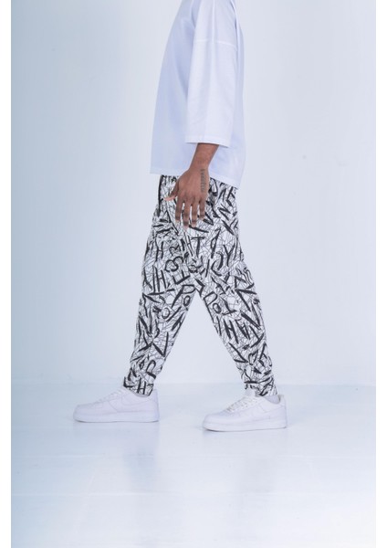 Beyaz - Siyah Grafiti Desenli Baget Pantolon CC250118 fırsatları
